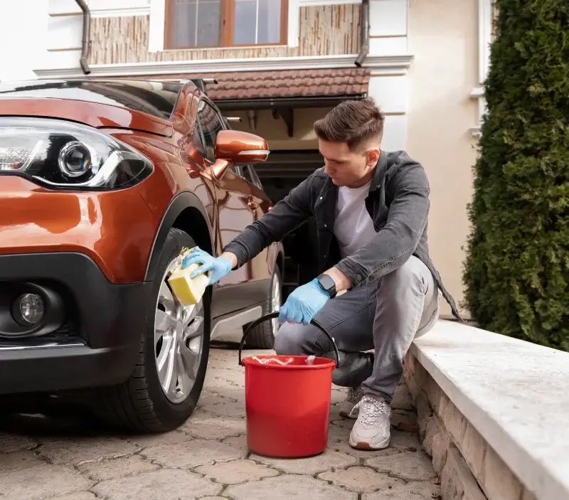 Lavage auto à domicile Opoul-Périllos : professionnel intervenant sur un véhicule